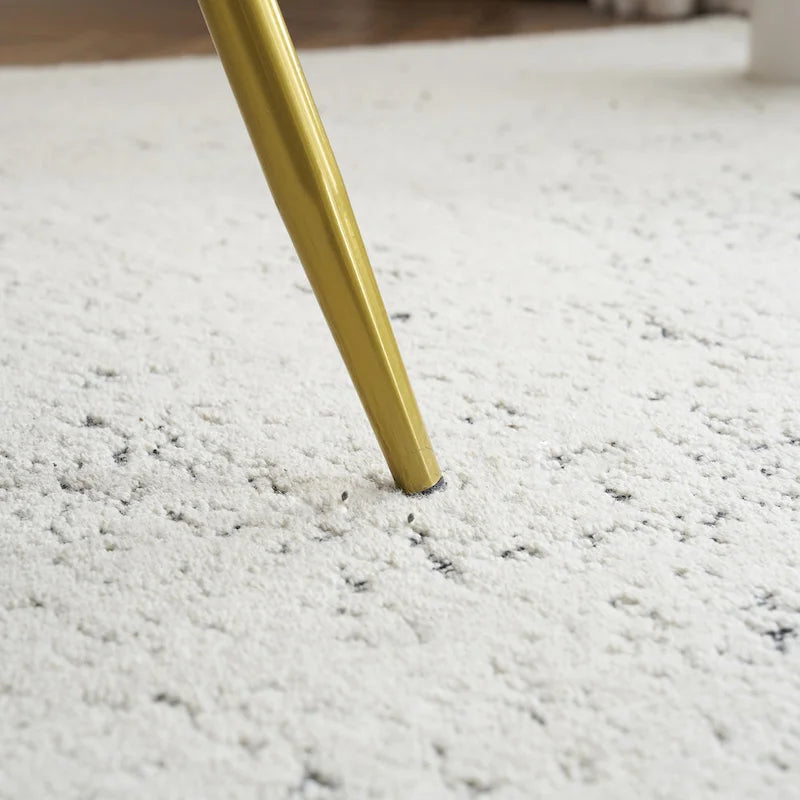 Fauteuil d'appoint Eliana en tissu peluche moderne avec dossier incurvé et pieds dorés