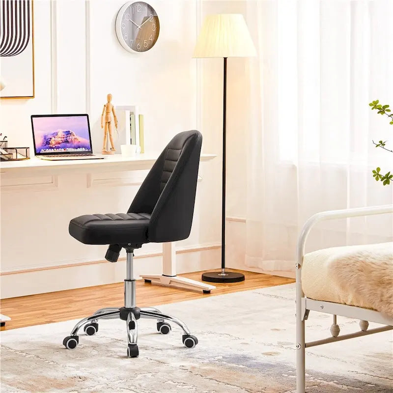 Chaise de bureau sans accoudoirs à dossier mi-haut capitonnée en similicuir
